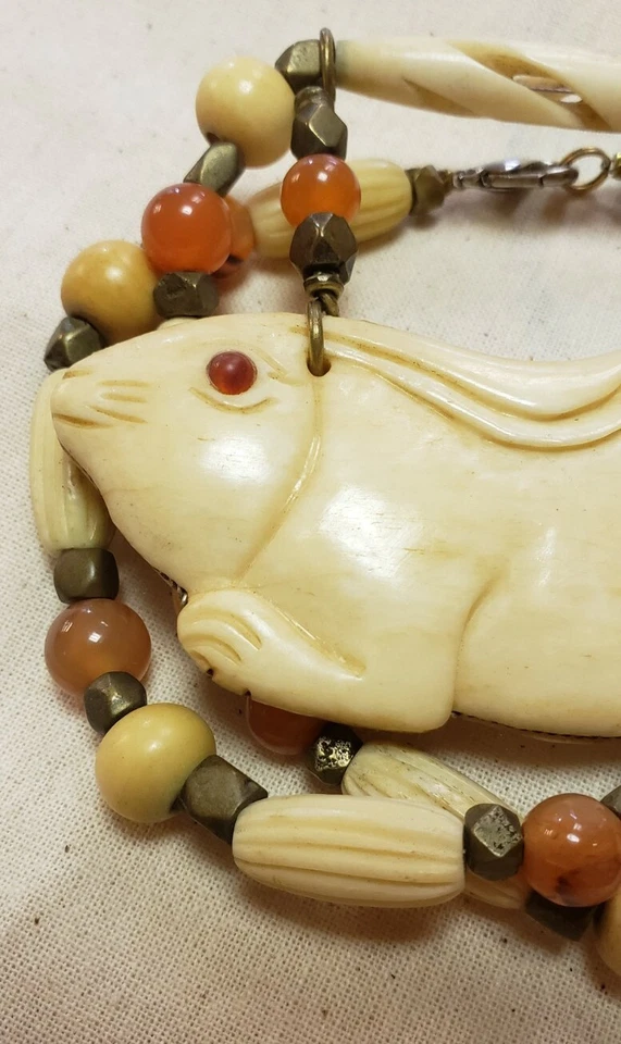 Encantador collar colgante antiguo asiático de hueso de conejo saltando/corriendo Foto 2 de 4