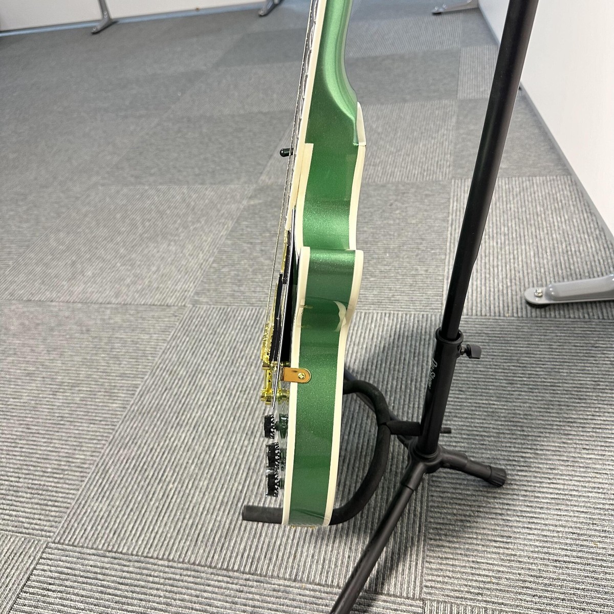 Green LP electric guitar, golden metal 2H pickups, black
