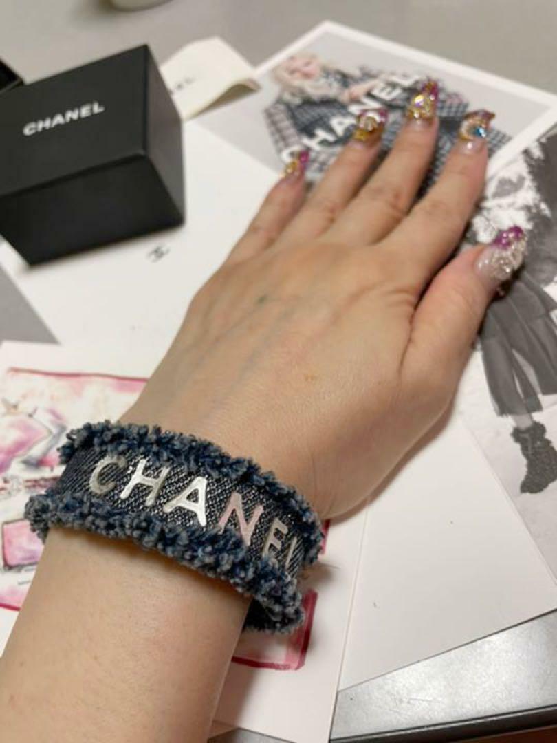 は*♡様 CHANEL ネイビー デニムバングル Auth CHANEL Logo Letter Denim Fringe Bracelet Navy 01P Used