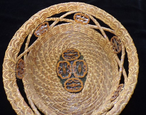CESTA DE ARTE POPULAR VINTAGE DE AGUJA DE PINO Y CÁSCARAS DE PINO DE ERNEST A. BEARDSLEY - Imagen 4 de 17