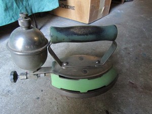 Vintage Coleman Instant Torch Lite Gas Clothes Iron in GREEN Enamel