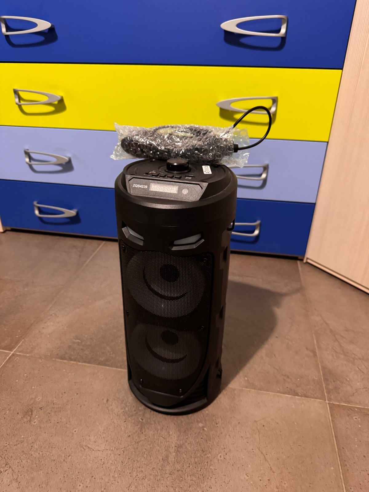 Speaker Bluetooth ZQS4239: Illumina la Tua Musica con LED RGB