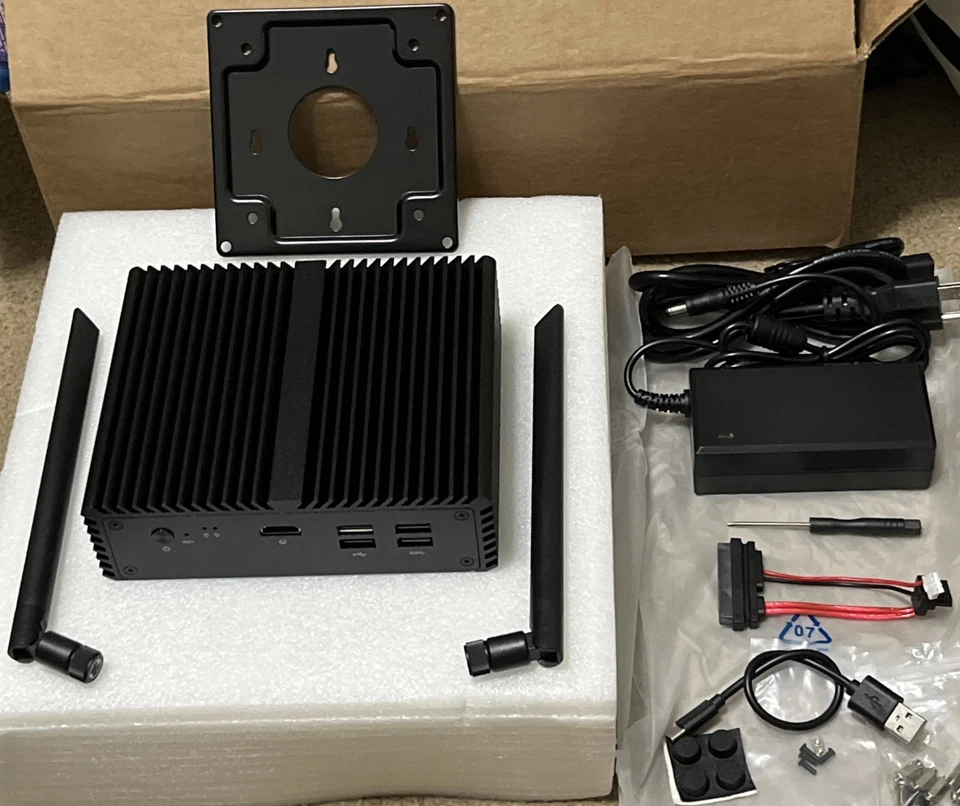 PFSense Firewall Q750G5 5 Ethernet LAN Intel Celeron J4125 8 GB RAM 128 SSD Foto 2 de 4