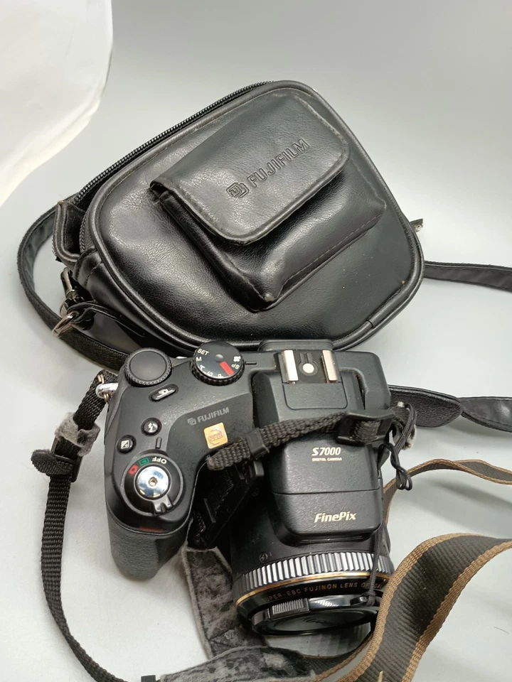 Fuji FinePix S7000 Digital BRIDGE Camera Fully Functional XD CARD case included - Image 2 of 4