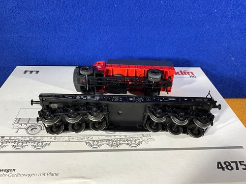 D11-60 TRAIN CAR - FLAT BED CAR WITH FIRE DEPARTMENT - HO SCALE - MARKLIN #48756 - Picture 9 of 16