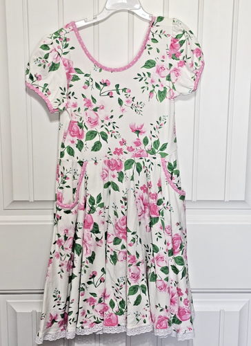 Eleanor Rose - Kurzarmkleid mit Blumenmuster und Ösenbesatz am Saum 10-12