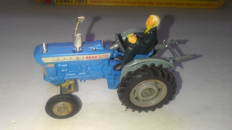 Vintage Corgi #47 , Ford 5000 Super Major Tractor w/ Conveyor Trailer Set  - Image 2 of 4