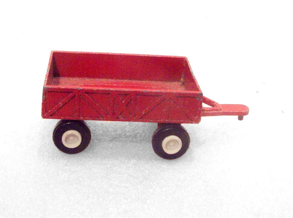 Remolque de juguete vintage pequeño de metal rojo Farm Wagon Foto 3 de 4