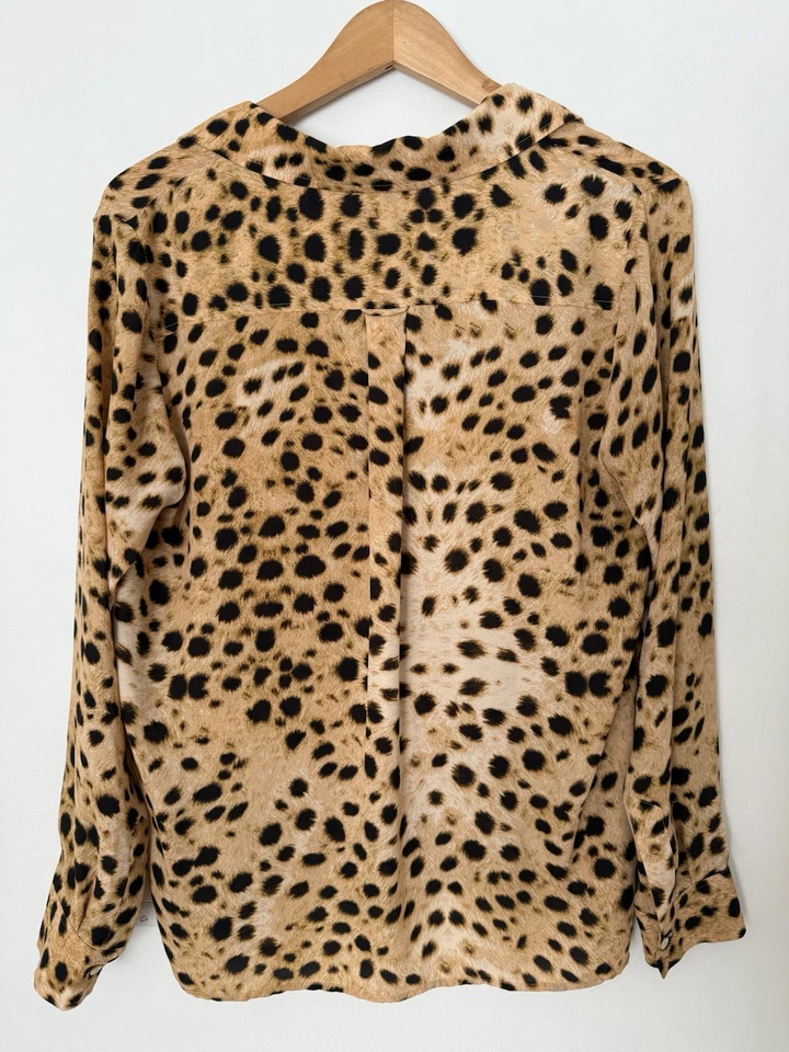 Blusa manga larga Aritzia Wilfred Free para mujer M estampado de leopardo con botones Foto 4 de 4