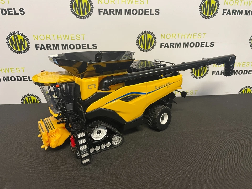 BRITAINS 43403 1:32 SCALE NEW HOLLAND CR11 COMBINE HARVESTER WITH 2 HEADERS - Image 3 of 4