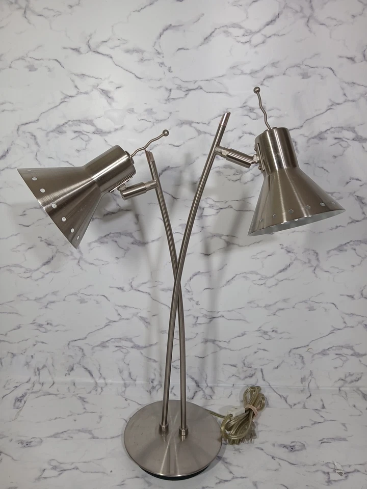 Lámpara de mesa estilo atómico plata cepillada doble cuello de colección Foto 2 de 4