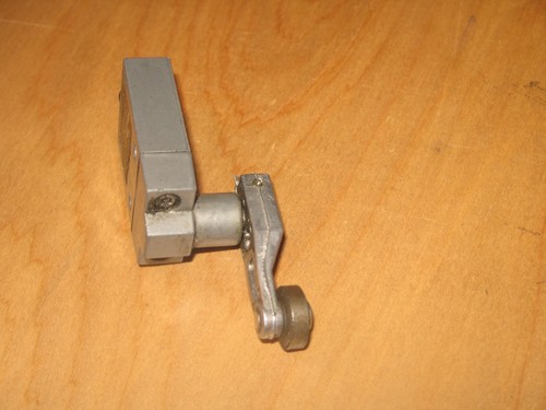 INTERRUPTOR LÍMITE DE RODILLO HONEYWELL 914CE16-Q 5A/250VAC 4 PINES M12 MACHO P4874 - Imagen 4 de 5