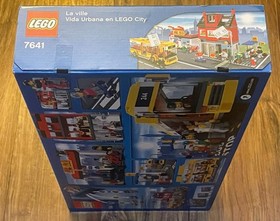 New Sealed 2009 LEGO 7641 City Corner Bus Stop Pizza Shop Restaurant Town Set