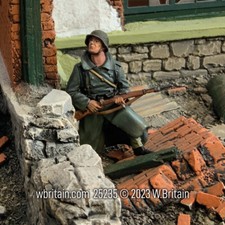 W.Britain 25235 German Grenadier in Greatcoat Kneeling Looking Up Britains