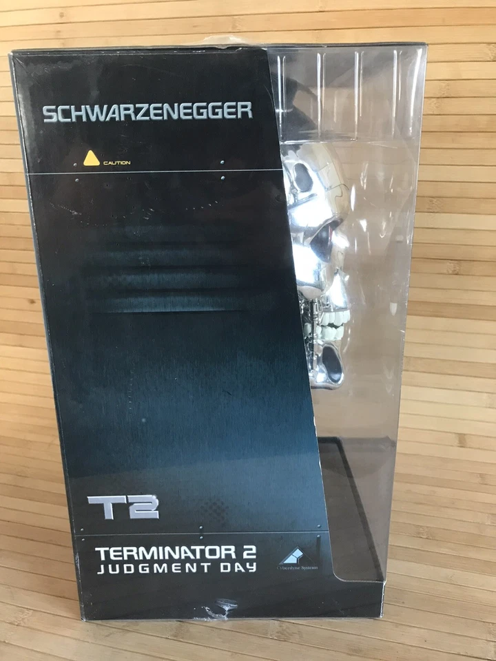 Terminator 2 Judgment Day 6-Disc Collector Set Endoskull Bust Limited Edition - Image 4 of 4