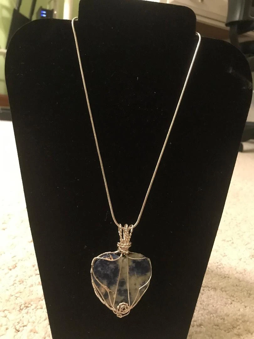 Wire wrapped store heart stone