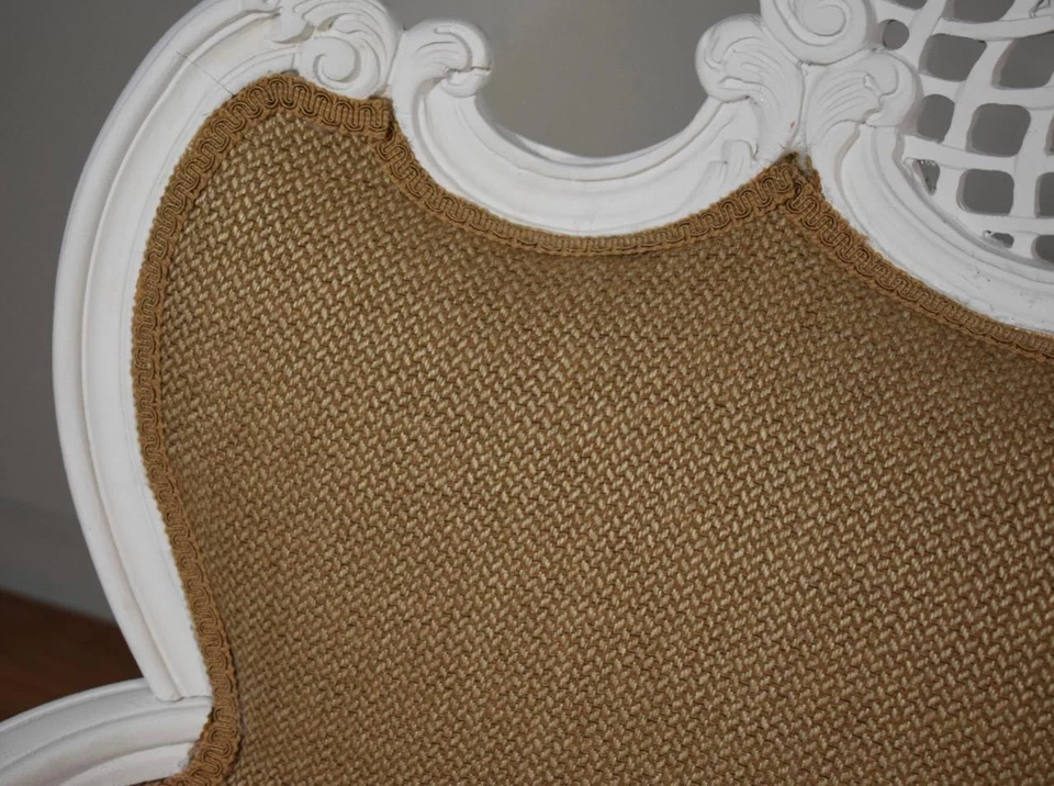 Antiguo par de sillas laterales de chimenea rococó francesas Luis XV pintadas a mano de la década de 1910 Foto 3 de 4