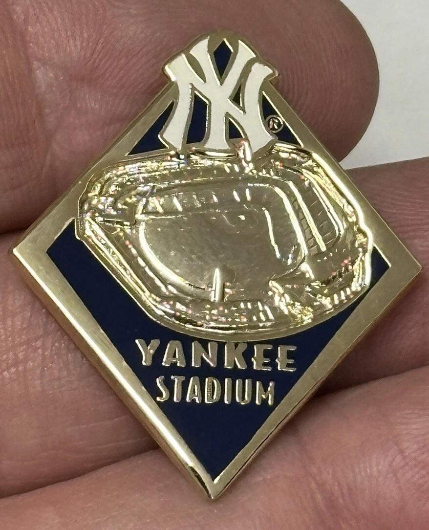 Vintage NY Mets Button With Ribbon and Bat Ball Charms Ex+ Mr Met