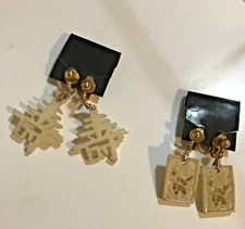 LOT OF 2 VINTAGE METAL GOLD TONE ENAMEL EARRINGS "LONG LIFE" IN CHINESE CLIP ON