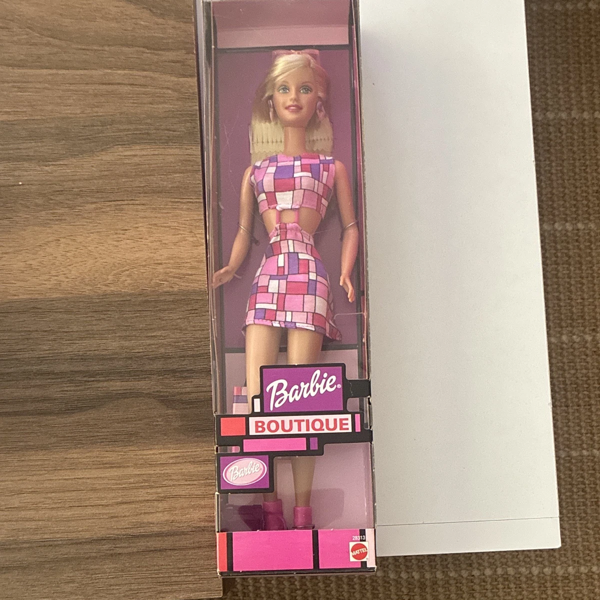 Mattel Barbie Boutique 28313 poupée vintage avec vêtements en boîte