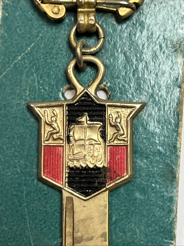 Vintage AUTOGRAM SIGNET KEY RING PLYMOUTH Car NOS on Card 1949 '50'53'54  UN-CUT - Image 2 of 4