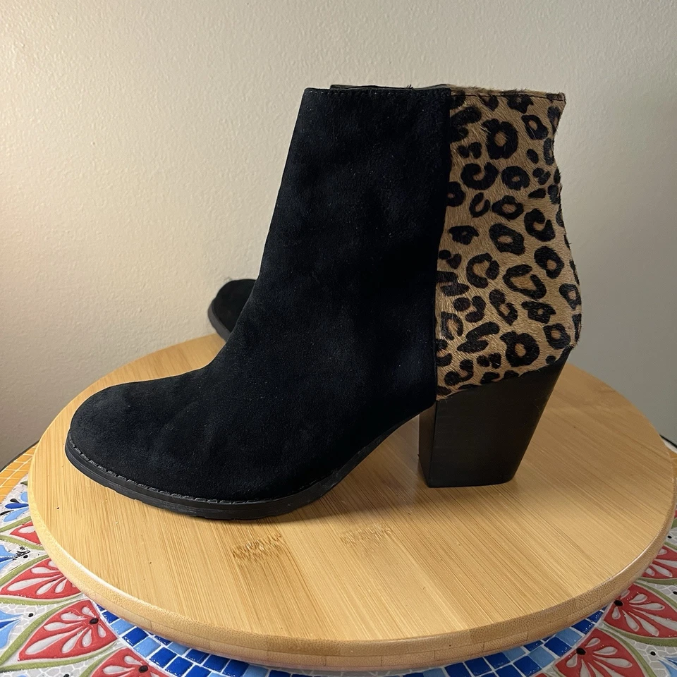 Botines de cuero Sacha London Urich de gamuza negra para mujer talla 7 pelo de becerro de leopardo Foto 3 de 4
