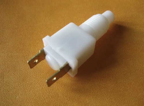 ROVER SD1 2300, 2600 (77-) ROVER SD1 3500 V8 (78-)NEW BRAKE LIGHT SWITCH  -51590 - Picture 2 of 3