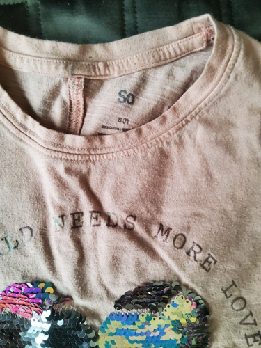 SO Girls T-Shirt Peach Sequin Heart 'World Needs More Love' Slit Back S 7 - Picture 3 of 5