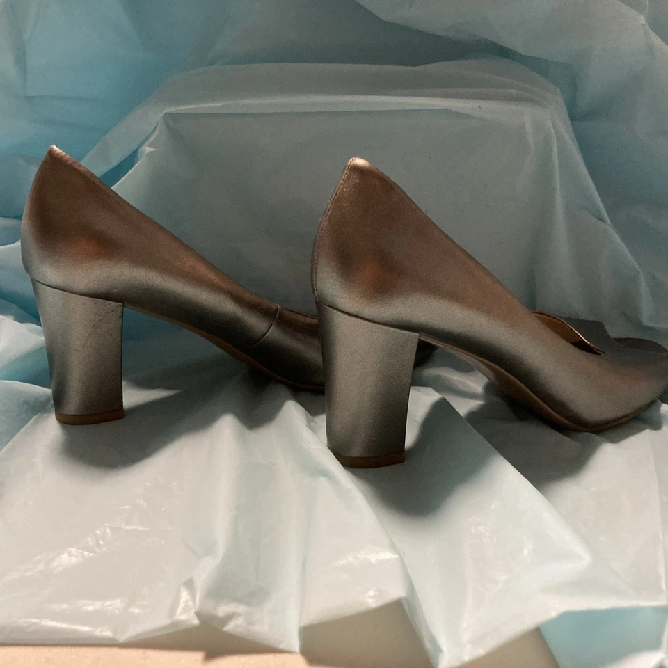 Saltos femininos Naturalizer 7 1/2 cor bronze - Imagem 3 de 4