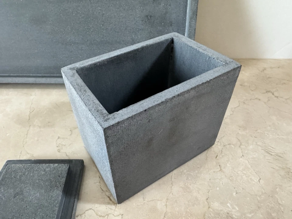 Waterworks Bowery 系列浴室配件套装带盖盒和托盘石墨 — 第 4/4 张图片