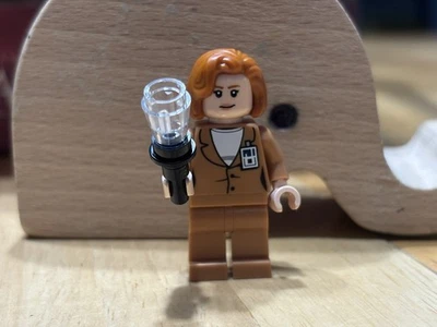 LEGO #21369 IDEAS: X-Files Dana Scully Minifigure - Image 1 of 2