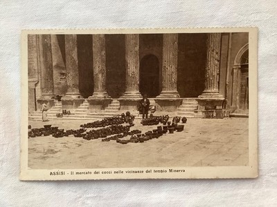 Assisi, Il mercato dei cocci nelle vicinanze del tempio Minerva Ed U Rossi pc.