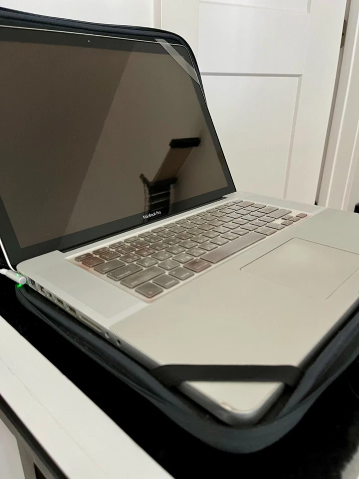 Apple MacBook Pro 15" 2.53 GHz i5 512Gb SSD 8Gb RAM 1300Mbps WiFi *UPGRADED* - Image 3 of 4