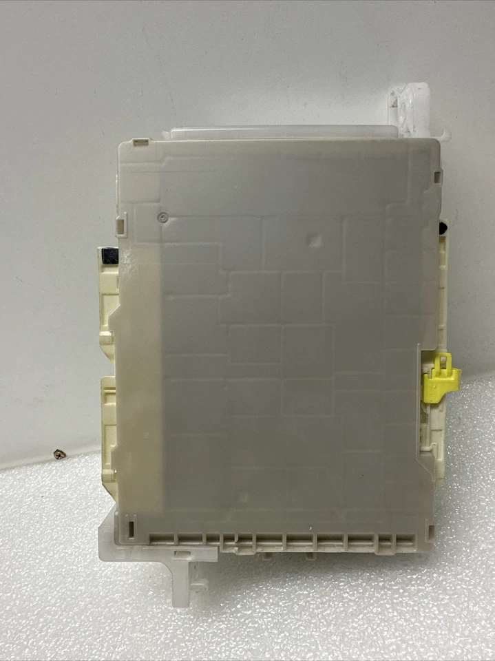 Toyota Prius C 2016-2018 relé de conexión red caja de fusibles OEM 82730-52P61 Foto 3 de 4