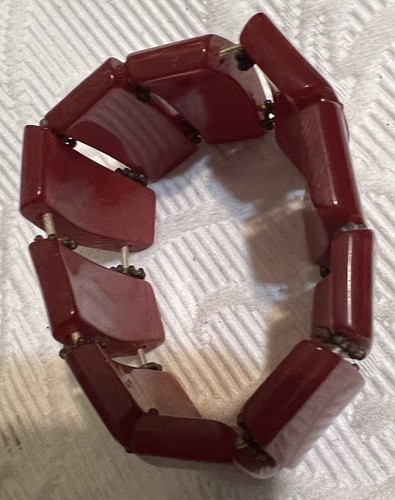 vintage red lucite elastic wide bracelet - Picture 4 of 5