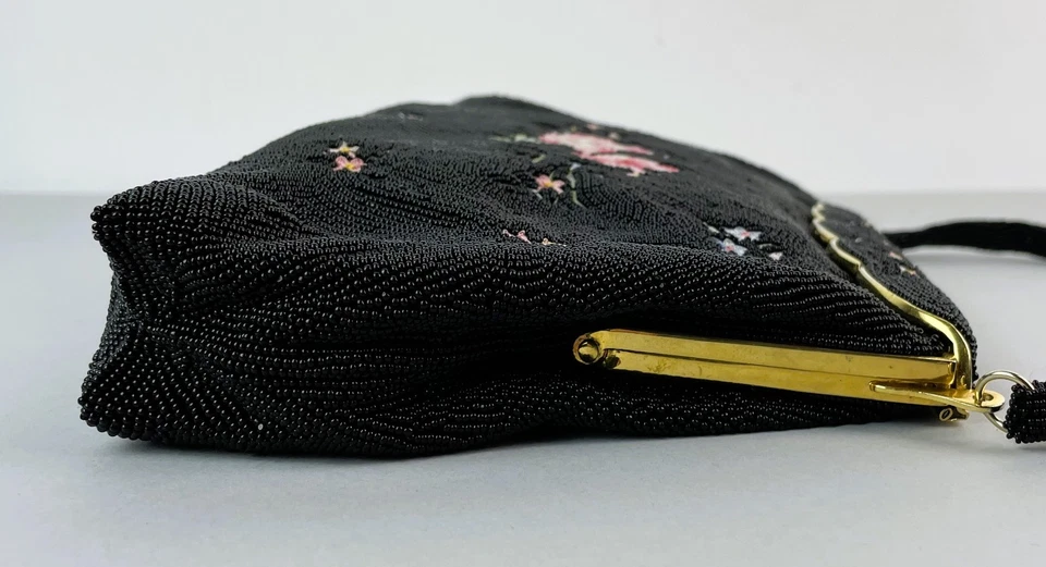Mini bolsa de mão francesa vintage anos 60 feita à mão feminina preta bordada floral com miçangas - Imagem 4 de 4