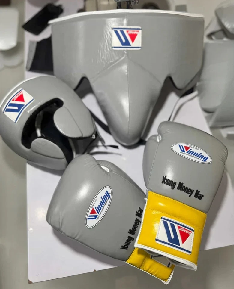 Juego de Boxeo Ganador Personalizado Gris, Amarillo y Blanco – Guantes Tocado Protector de Ingule Foto 2 de 3