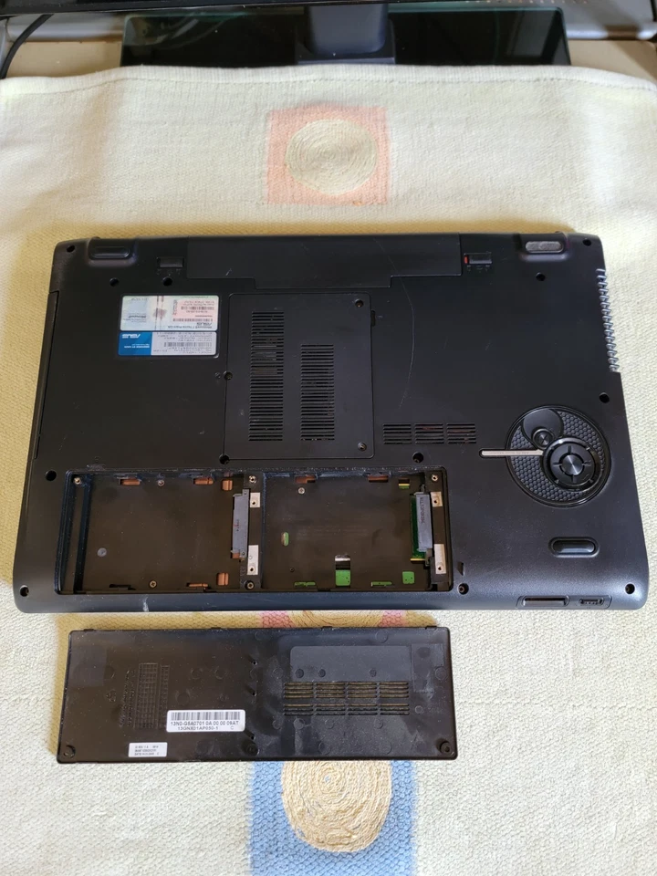 Asus N71V Non Fonctionnelles Intel Core Sans M/R ni HDD Azerty Ecran 17,3 P/P - Photo 4/4