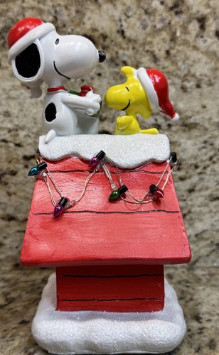 Peanuts Snoopy’s Dog House Color Changing LED Christmas Lights Figurine w/Timer - Picture 9 of 15
