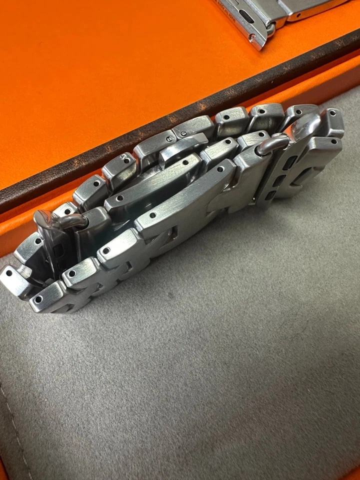 Correa Grand H satinada estilo Hermès para Apple Watch Series 40-49 mm Foto 4 de 4