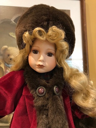 Boyds LARA Porcelain Doll with Polar Bear 1998 16 inch Nr C246/600 Retired - Picture 2 of 12