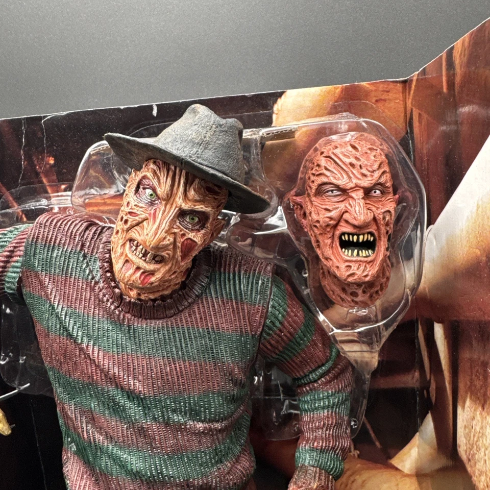 A Nightmare On Elm Street 18" Freddy Krueger brinquedo NECA ativado por movimento - Imagem 2 de 4
