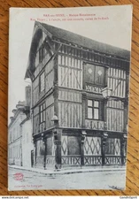 Bar sur Seine - Renaissance House - Rue Thiers, corner, on a console, Sta