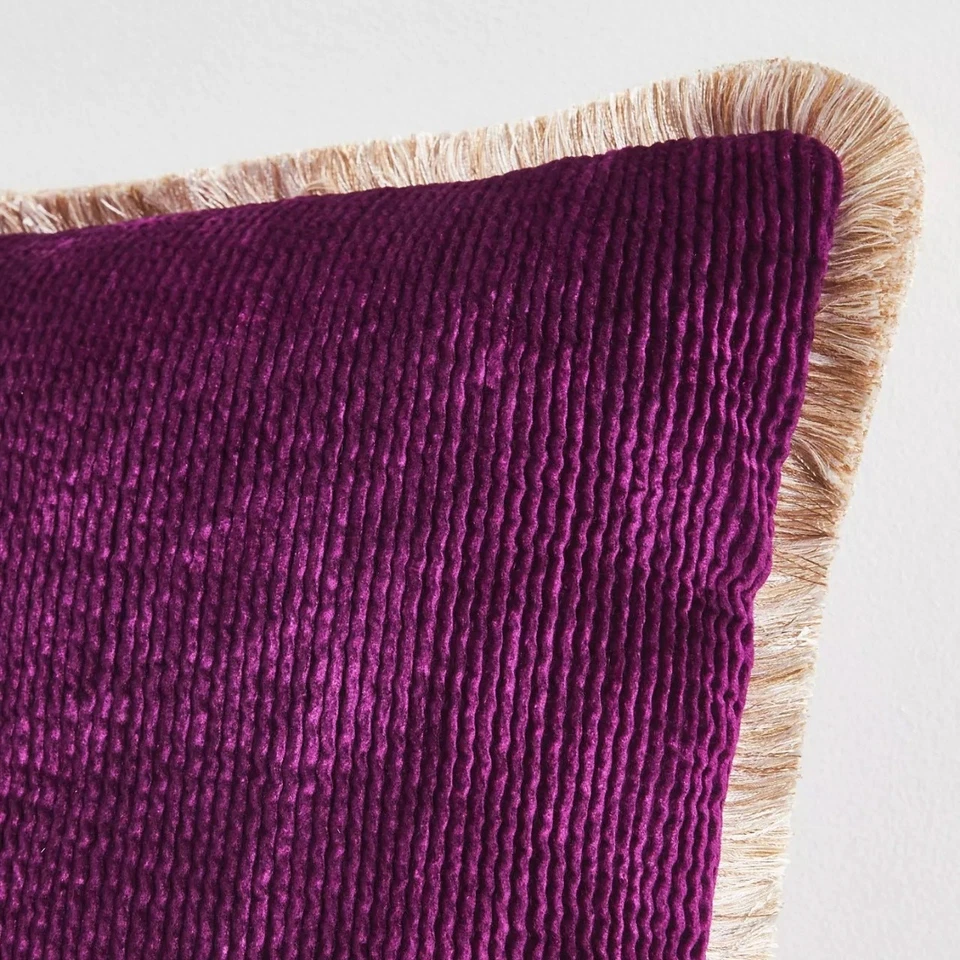 Almohada con flecos de terciopelo Anthropologie Valentina - púrpura - 18x18 - nueva con etiquetas Foto 2 de 4