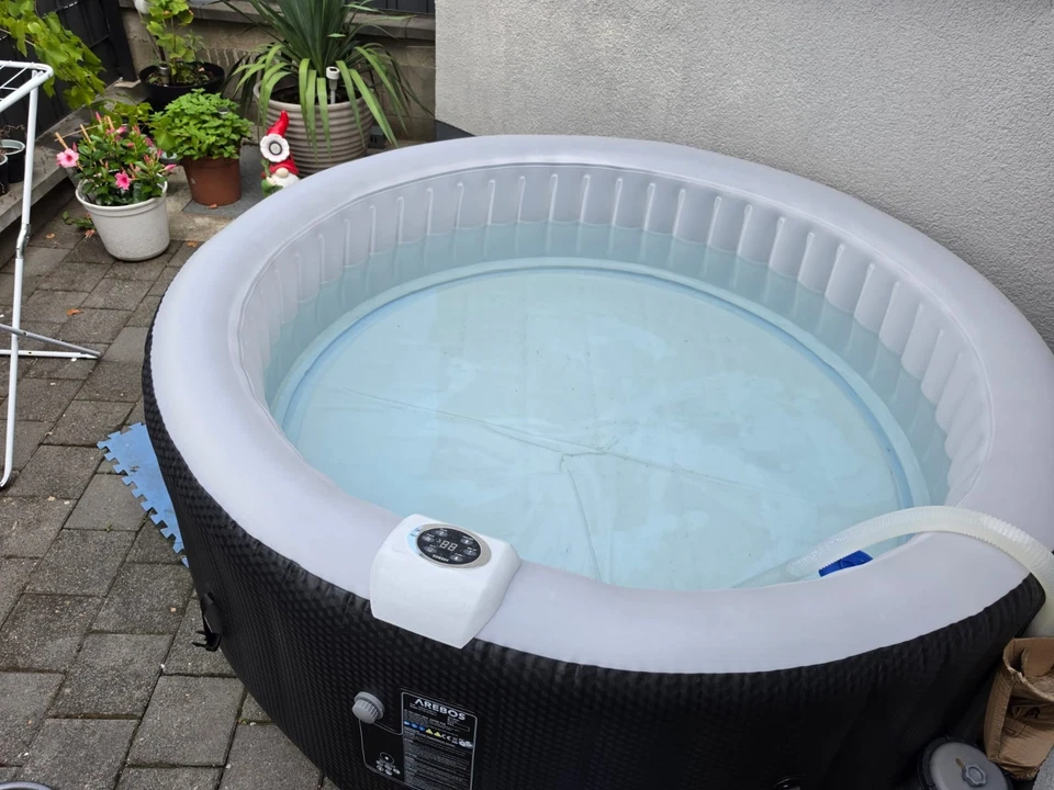 Arebos SANTORINI aufblasbarer Whirlpool 208cm 6-7 Sitze LED Heizung Pumpe - Bild 1 von 4