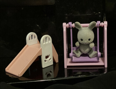 Sylvanian Families seltenes Kinderzimmer Baby graues Kaninchen & rosa - lila Rutsche/Schaukeln GC