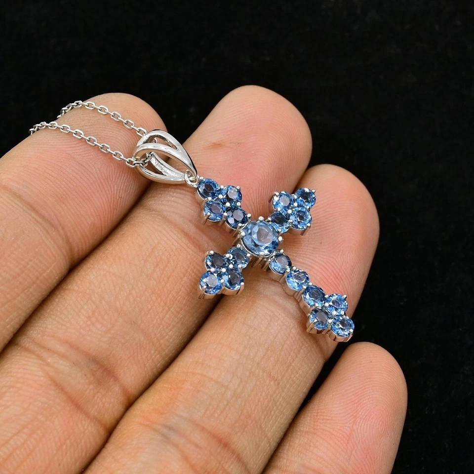 Colgante Cruz Topacio Azul Londres Creado en Laboratorio Redondo 2Ct Chapado en Oro Blanco 14k Foto 3 de 4