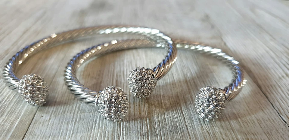 Hermoso Par de Pulseras Clásicas de 3" con Brazalete Abierto con Cable Riveria Cristal de Toque Foto 4 de 4