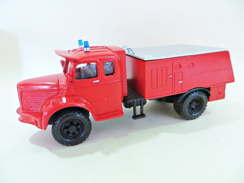 PARADE MOMACO No. 7 'BERLIET GLC 8 POMPIER FIRE ENGINE' 1:50. BOXED. RARE. - Picture 2 of 11