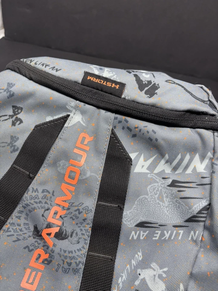Mochila Under Armour Hustle 5.0 1361176 020 gris/naranja corre como un animal Foto 3 de 4